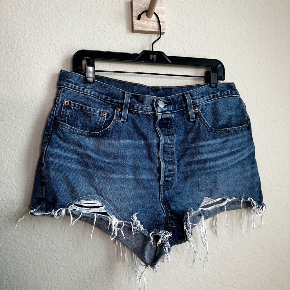 Levis 501 Original Denim Shorts Medium Wash Distressed Raw Hem W33 High Rise